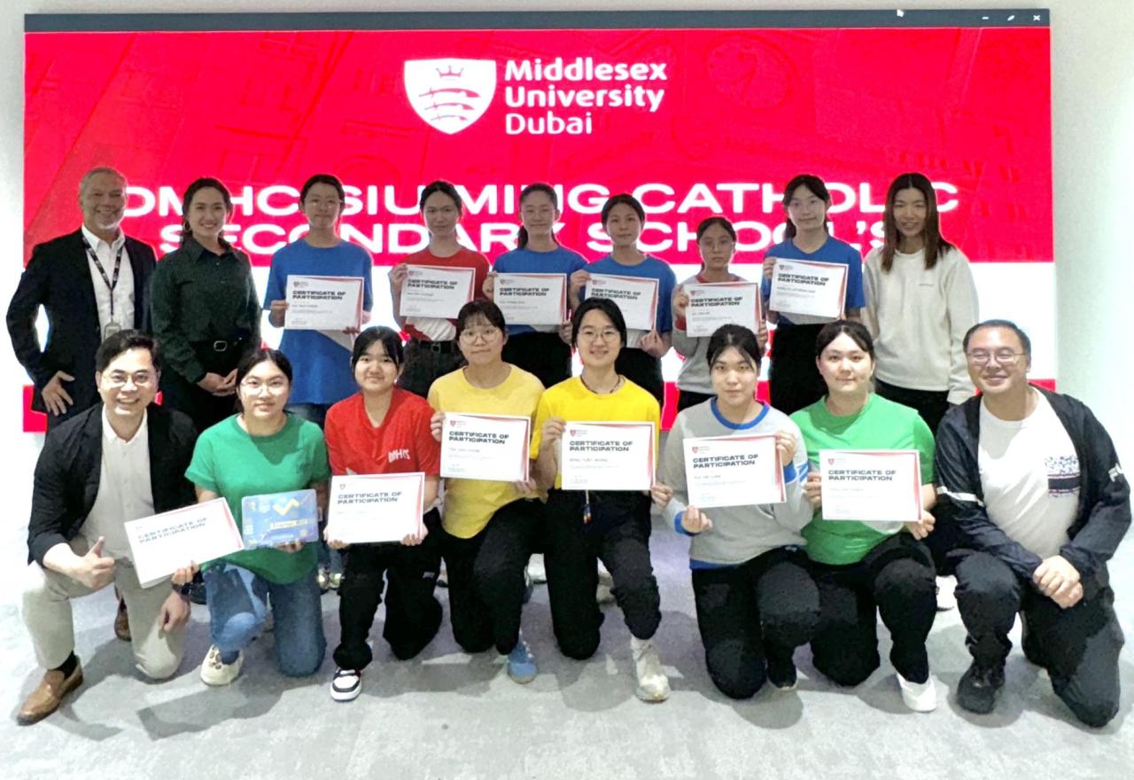 完成一帶一路的AI科技交流課程後，同學們手持結業證書與教授開心合影，見證學習成果，為這次寶貴研學之旅留下美好印記。