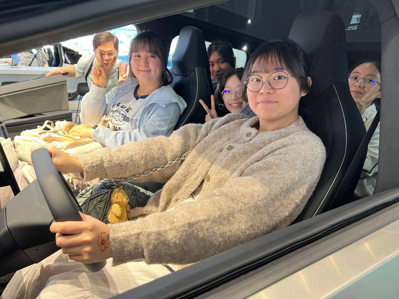 近距離體驗Tesla Cybertruck，親身感受尖端科技魅力與速度，在互動體驗中探索智慧出行與未來生活的無限可能。