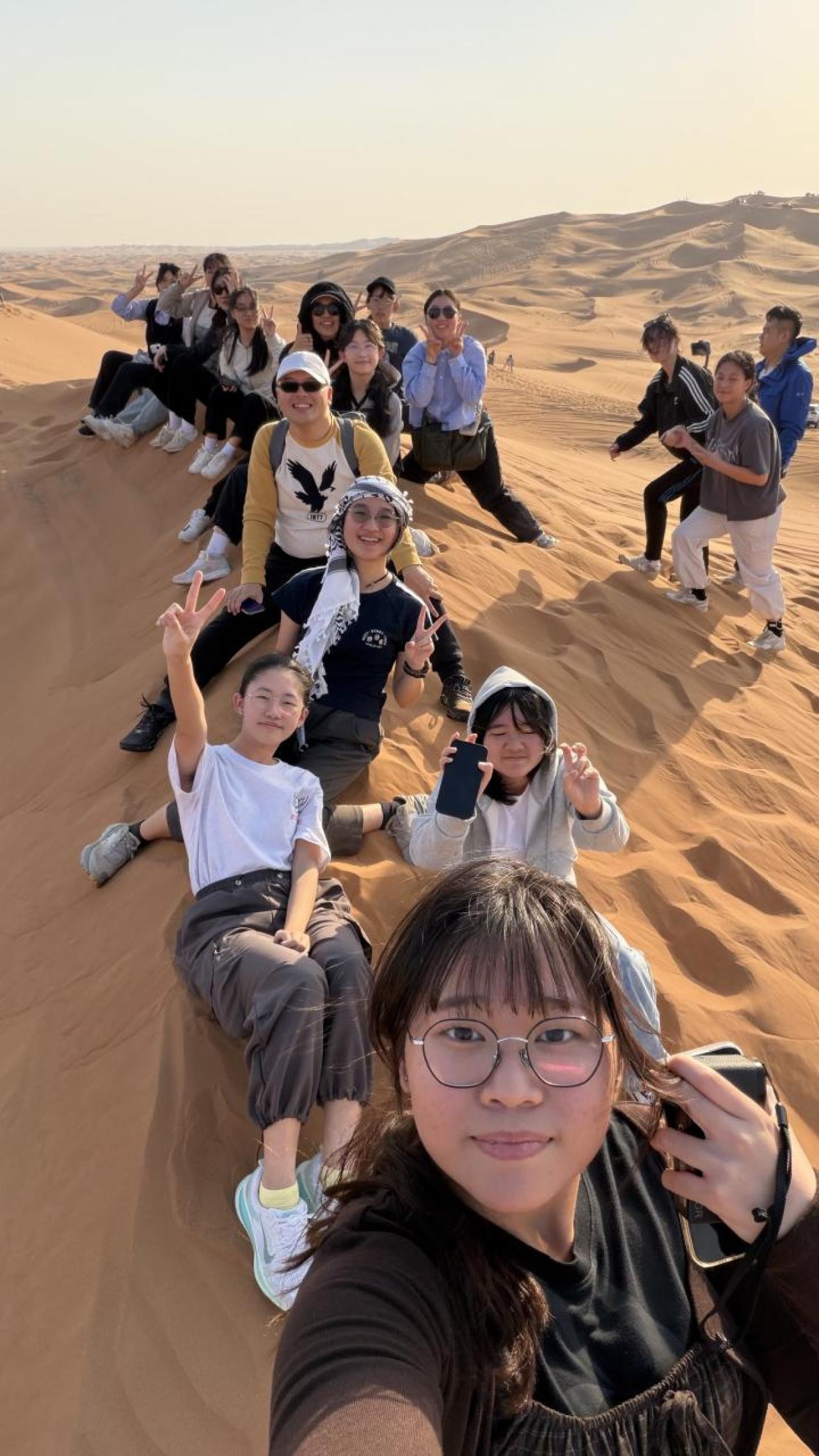 日落斜暉灑於杜拜沙漠壯麗沙丘，同學於這片遼闊的金黃國度中體驗沙漠探險之樂，感受中東自然風光獨特魅力。