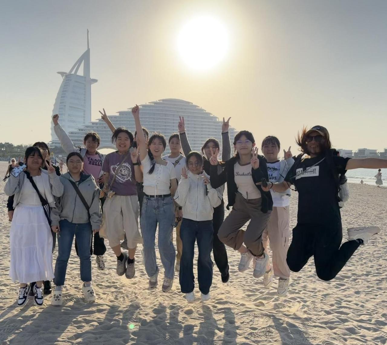 於朱美拉棕櫚島海灘與帆船酒店合影，在碧海金沙間感受杜拜濱海風光，留下難忘又珍貴的青春身影。