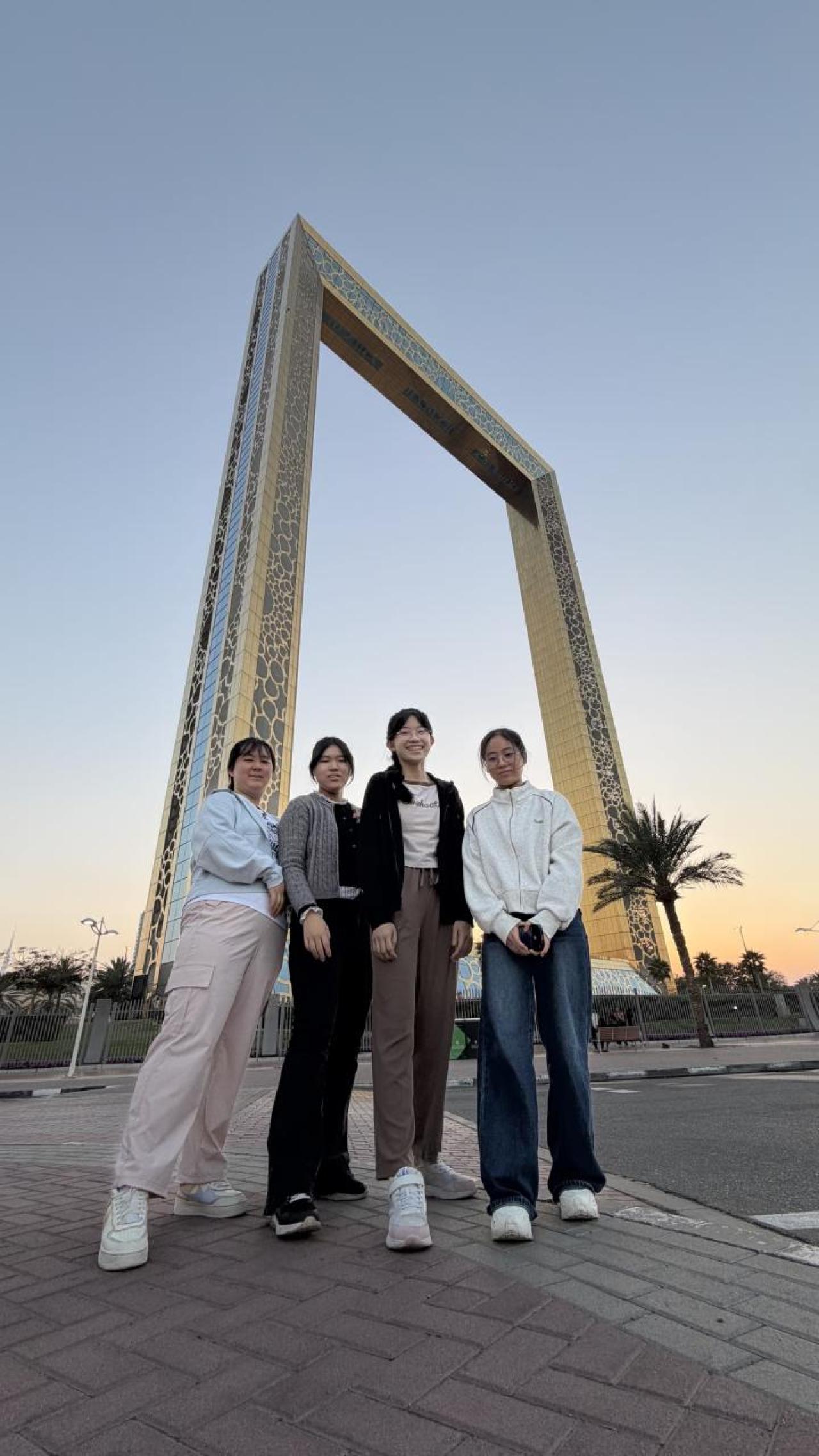 同學們於杜拜相框前定格黃昏美景，感受新舊城區的獨特交融，見證這座城市發展的氣派。