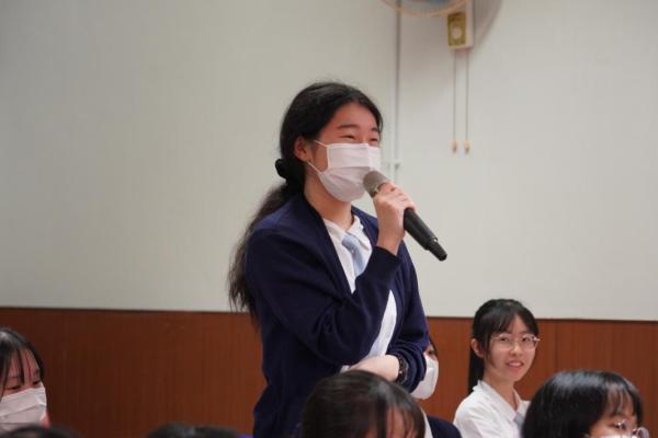 現場有不少同學積極踴躍地向楊老師提出有關藝術的疑問，似乎啟發了不少思考