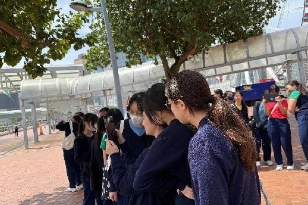 Students use the award-winning AR app to apply what they've learned in the museum, traveling back to the 1900s and 1960s while enjoying the scenic views of Hong Kong. 